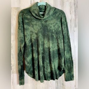 MICHAEL STARS GREEN CAMO TIEDYE TURTLENECK SWEATER SIZE M